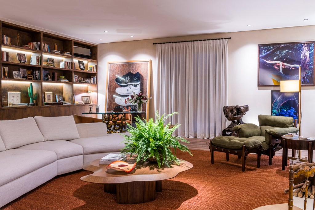 rosa-may-sampaio-vivendo-infinito-casacor-sp-2022-credito-renato-navarro (10) rosa may sampaio vivendo infinito casacor sp 2022 decor decoracao design arquitetura sala estar sofa cadeira quadro luminaria lareira