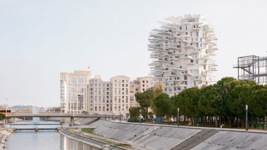 sou-fujimotom-nicolas-laisne-dimitri-roussel-oxo-architectes-montpellier-france-tower-architecture_dezeen_2364_hero-852×479 10 prédios com formatos e fachadas inusitadas