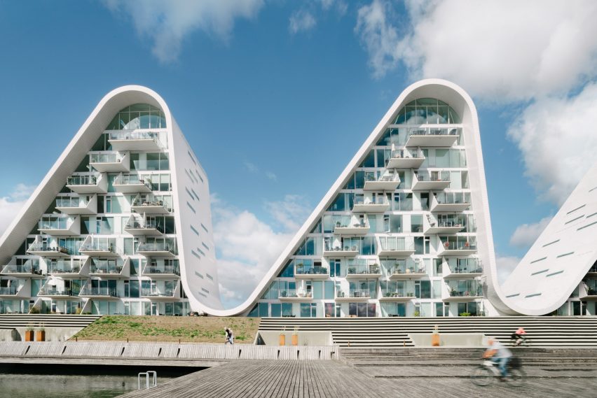 the-wave-apartments-henning-larsen-architecture-vejle-denmark_dezeen_2364_col_6-852×569 10 prédios com formatos e fachadas inusitadas