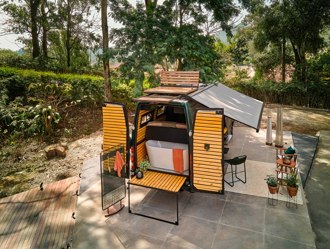 BCMF Arquitetos - Motorhome. Assinado por Silvio Todeschi e Marcos Guimaraes, o projeto mostra que o motorhome é literalmente uma viagem, mesmo antes de sair para a estrada. E, quando sai, pode levar a casa com muito conforto e charme. Aqui, ela tem deck que vira espreguiçadeira no teto e, encaixada embaixo do sofá/ cama, há até uma banheira. No revestimento, além da madeira ripada do teto e paredes, a fórmica está no piso, bancada, banheiro e armário e confere leveza e charme. BCMF Arquitetos - Motorhome. Assinado por Silvio Todeschi e Marcos Guimaraes, o projeto mostra que o motorhome é literalmente uma viagem, mesmo antes de sair para a estrada. E, quando sai, pode levar a casa com muito conforto e charme. Aqui, ela tem deck que vira espreguiçadeira no teto e, encaixada embaixo do sofá/ cama, há até uma banheira. No revestimento, além da madeira ripada do teto e paredes, a fórmica está no piso, bancada, banheiro e armário e confere leveza e charme.
