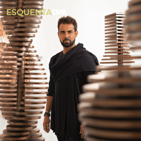 A <strong>Criare</strong> convidou o designer e artista plástico <strong>Rapha Preto</strong> a produzir uma grande escultura para o <em>showroom</em> da marca na alameda Gabriel. Feita de metal, a obra dialoga com a moldura no padrão Carballo, um dos acabamentos que compõem a coleção Átomo da marca. A peça de arte não é a única atração da loja durante o DW!: a vitrine ganha uma nova cozinha completa, executada no padrão Fresh — um verde delicado que acompanha as tendências de cores no <em>décor</em>. A <strong>Criare</strong> convidou o designer e artista plástico <strong>Rapha Preto</strong> a produzir uma grande escultura para o <em>showroom</em> da marca na alameda Gabriel. Feita de metal, a obra dialoga com a moldura no padrão Carballo, um dos acabamentos que compõem a coleção Átomo da marca. A peça de arte não é a única atração da loja durante o DW!: a vitrine ganha uma nova cozinha completa, executada no padrão Fresh — um verde delicado que acompanha as tendências de cores no <em>décor</em>.