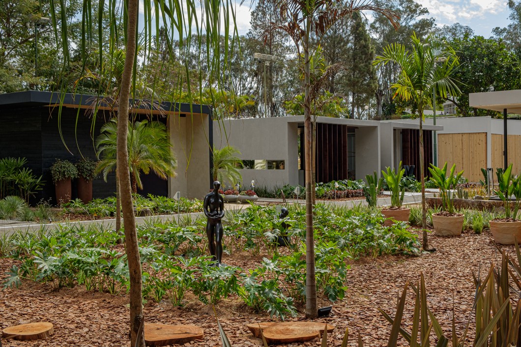 O Jardim Infinito, de Jordânia Barros também conta com esculturas distribuídas entre a vegetação. O Jardim Infinito, de Jordânia Barros também conta com esculturas distribuídas entre a vegetação.