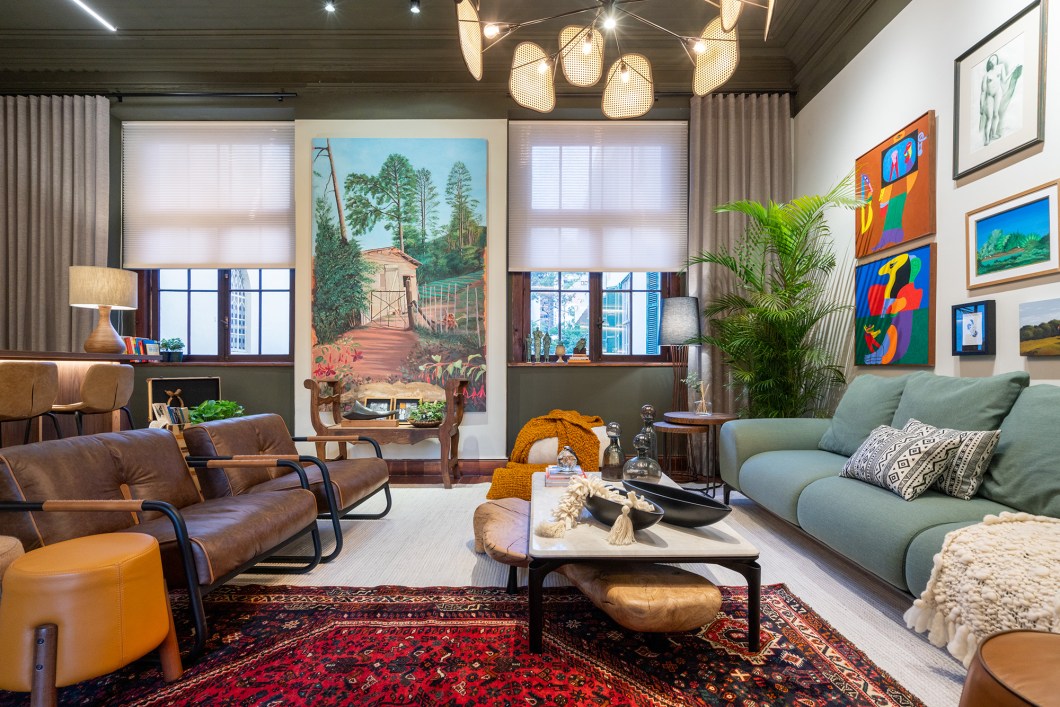 Jubs Studio Design + Interiores - Estância dos Aromas. Projeto da CASACOR Rio Grande do Sul 2022. Neste ambiente, a percepção olfativa se une a percepção tátil - com a profusão de texturas apresentadas nos mobiliários de uso, promovendo uma experiência sensorial que ultrapassa a sensação de conforto estético visual de um ambiente familiar - para os gaúchos do Brasil e do Uruguai. Jubs Studio Design + Interiores - Estância dos Aromas. Projeto da CASACOR Rio Grande do Sul 2022. Neste ambiente, a percepção olfativa se une a percepção tátil - com a profusão de texturas apresentadas nos mobiliários de uso, promovendo uma experiência sensorial que ultrapassa a sensação de conforto estético visual de um ambiente familiar - para os gaúchos do Brasil e do Uruguai.