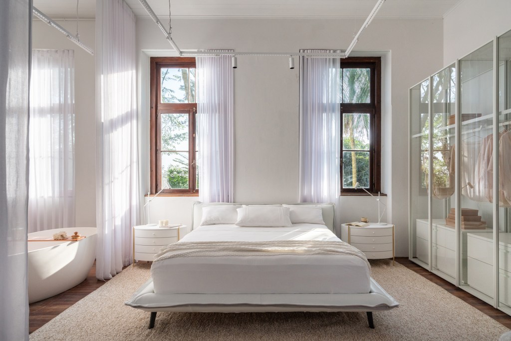 lineastudio arquitetura casa pluma casacor rio grande do sul 2022 loft branco integrado quarto cama cortina