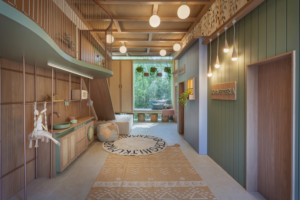 Sorelle Kids - Brinquedoteca Sorelle. Assinado por Bruna França e Isabella França, o projeto é prático, funcional e muito lúdico e, ao mesmo tempo, está em consonância com a estética de outros ambientes da casa. As profissionais utilizaram materiais sofisticados e texturas naturais como o algodão e a palhinha. Um lado remete à natureza, com mezanino orgânico e, o outro, contempla uma sorveteria, livraria e restaurante. Sorelle Kids - Brinquedoteca Sorelle. Assinado por Bruna França e Isabella França, o projeto é prático, funcional e muito lúdico e, ao mesmo tempo, está em consonância com a estética de outros ambientes da casa. As profissionais utilizaram materiais sofisticados e texturas naturais como o algodão e a palhinha. Um lado remete à natureza, com mezanino orgânico e, o outro, contempla uma sorveteria, livraria e restaurante.