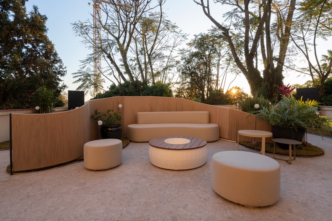 Studio 114 - Espaço OGAM. Representando uma fenda entre o outono e a primavera, e todas as sensações e tonalidades que abrangem essas estações, o projeto convida a silenciar, desconectar do externo e se permitir sentir o que vem de dentro. O simples ato de estar presente pode curar, permitindo ser quem somos em completude. Studio 114 - Espaço OGAM. Representando uma fenda entre o outono e a primavera, e todas as sensações e tonalidades que abrangem essas estações, o projeto convida a silenciar, desconectar do externo e se permitir sentir o que vem de dentro. O simples ato de estar presente pode curar, permitindo ser quem somos em completude.