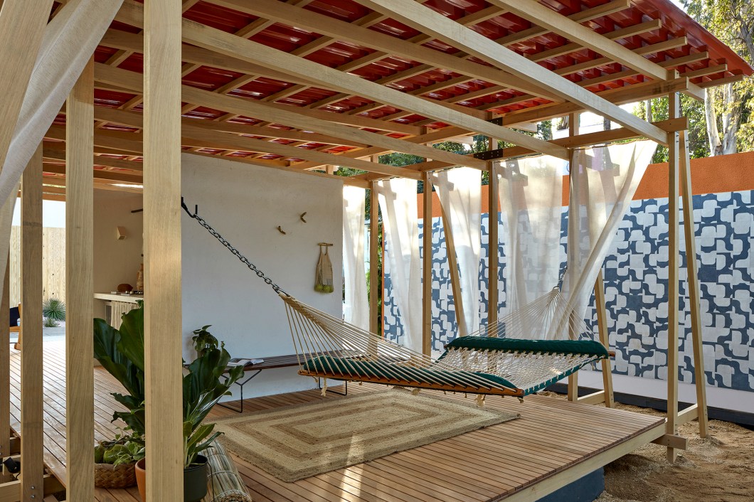 Aberta arquitetura - Pavilhão Praia. Nada convencional, a proposta de Ramon Duplá, Caio Faria e Vinicius Fonseca é um eficiente ponto de apoio. Em três módulos, estar, banho/copa e quarto, a casa tem apenas o núcleo central rígido, liberdade de ocupação aos. Elevada do solo, tem estrutura em estacas de madeira que se repetem ritmadas e somente duas vedações são utilizadas: a telha metálica vermelha na cobertura e envoltórios de panos fluidos e leves. Uma escolha ética e estética que prioriza matérias em estado mais bruto. Aberta arquitetura - Pavilhão Praia. Nada convencional, a proposta de Ramon Duplá, Caio Faria e Vinicius Fonseca é um eficiente ponto de apoio. Em três módulos, estar, banho/copa e quarto, a casa tem apenas o núcleo central rígido, liberdade de ocupação aos. Elevada do solo, tem estrutura em estacas de madeira que se repetem ritmadas e somente duas vedações são utilizadas: a telha metálica vermelha na cobertura e envoltórios de panos fluidos e leves. Uma escolha ética e estética que prioriza matérias em estado mais bruto.