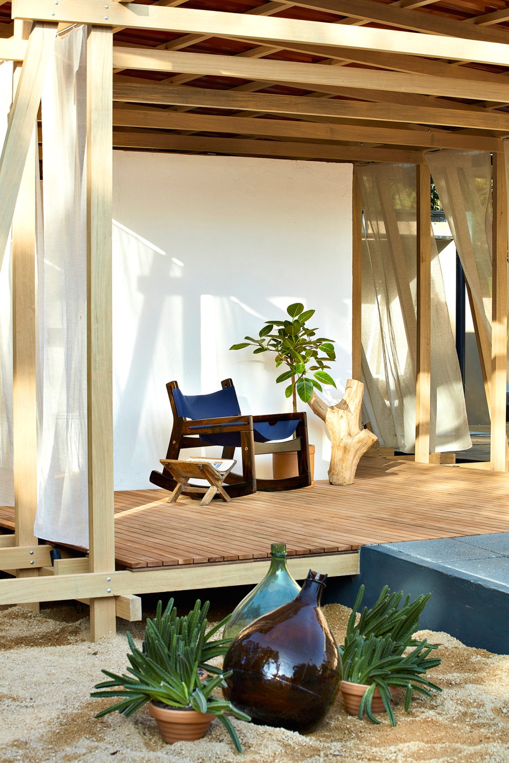 aberta-arquitetura-pavilhao-praia-casacor-minas-gerais-2022-credito-jomar-braganca-(3) aberta arquitetura pavilhao praia casacor minas gerais 2022 casa fachada madeira cadeira