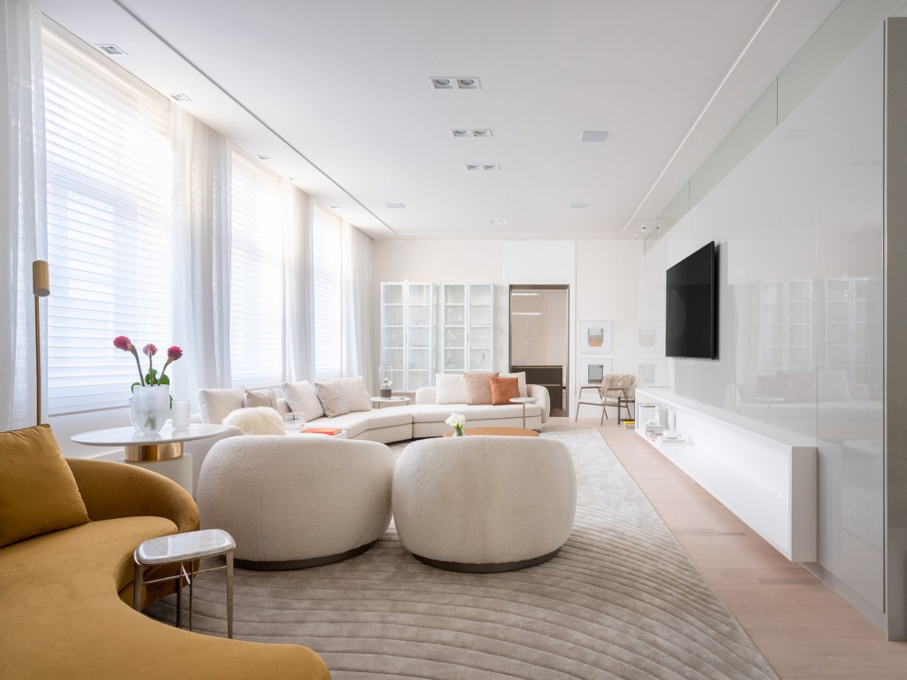 andrea-magalhaes-doce-vida-casacor-rio-grande-do-sul-2022-(10) andrea magalhaes dolce vita casacor rio grande do sul 2022 decoracao design living sala estar sofa tapete tv