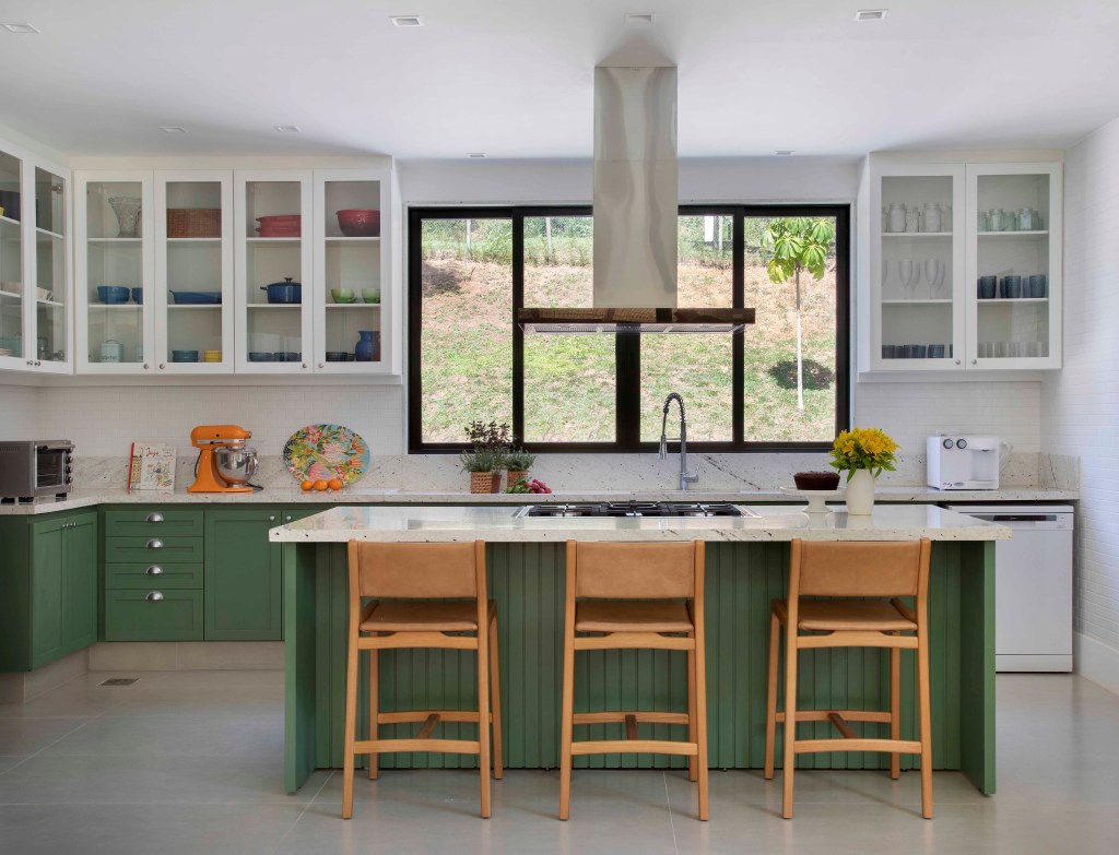 cozinha-protagonista-casa-campo-petropolis (25) casa de campo petropolis brise arquitetura cozinha bancada serra