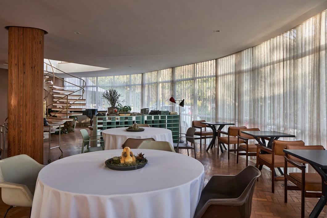 Restaurante Departamento, com projeto de Isabela Vecci. Operado pela equipe do Bravo Catering!, esta é a primeira experiência do <em>buffet</em> em ter um restaurante próprio. Até então, a única oportunidade para degustar as criações assinadas pelo chef André Melo era ser convidado para um evento com gastronomia assinada por eles. Restaurante Departamento, com projeto de Isabela Vecci. Operado pela equipe do Bravo Catering!, esta é a primeira experiência do <em>buffet</em> em ter um restaurante próprio. Até então, a única oportunidade para degustar as criações assinadas pelo chef André Melo era ser convidado para um evento com gastronomia assinada por eles.