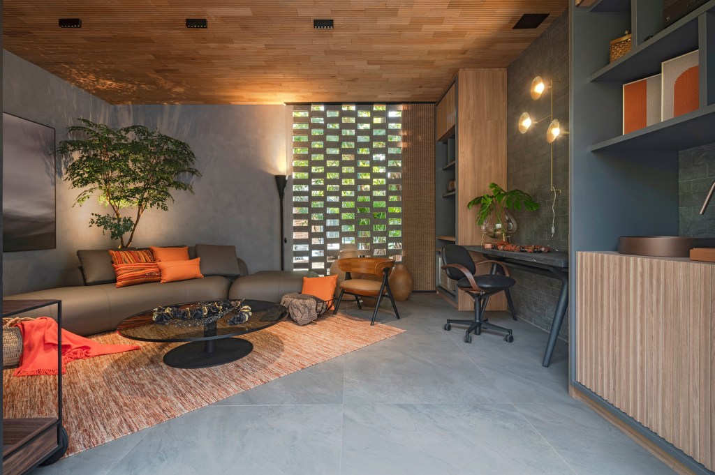 izabela-dinelli-ninho-particular-casacor-minas-gerais-2022-credito-daniel-mansur (6) Izabela Dinelli Ninho Particular CASACOR Minas Gerais 2022 sala estar sofa tapete mesa cadeira