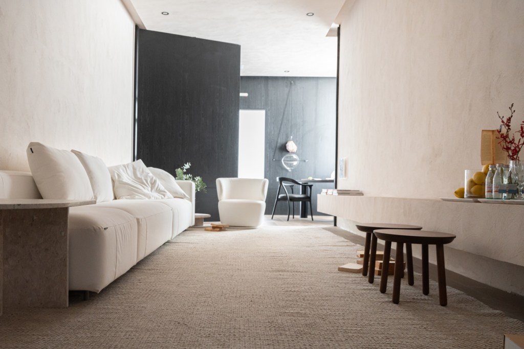 juarez-cruz-22-zero-2-casacor-rio-grande-do-sul-2022-credito-cristiano-bauce (6) juarez cruz 22 zero 2 casacor rio grande do sul 2022 sala preto branco sala living sofa bar banco