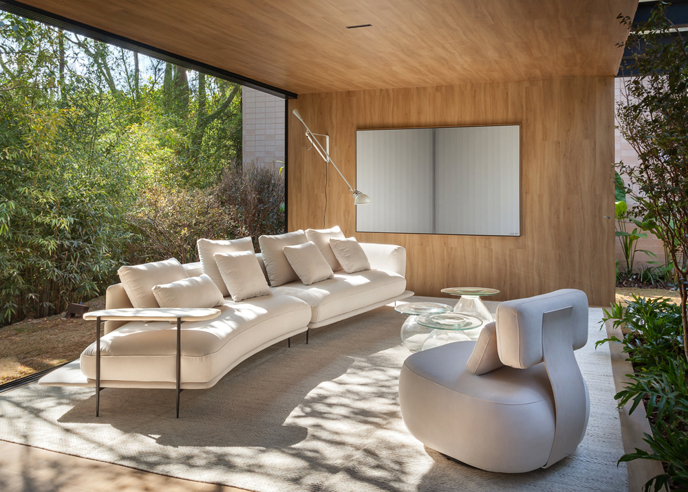 julia-faria-espaco-aurea-casacor-minas-gerais-2022-credito-henrique-queiroga (9) Julia Faria Espaço Áurea CASACOR Minas Gerais 2022 sala sofa quadro madeira