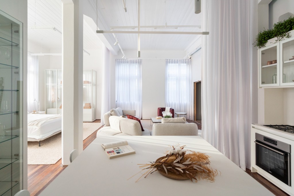 lineastudio arquitetura casa pluma casacor rio grande do sul 2022 loft branco integrado cozinha mesa cadeira