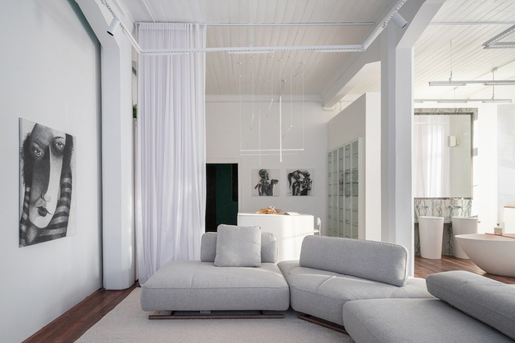 lineastudio-arquiteturas-casa-pluma-casacor-rio-grande-do-sul-2022-credito-cristiano-bauce (11) lineastudio arquitetura casa pluma casacor rio grande do sul 2022 loft branco integrado living sofa quarto