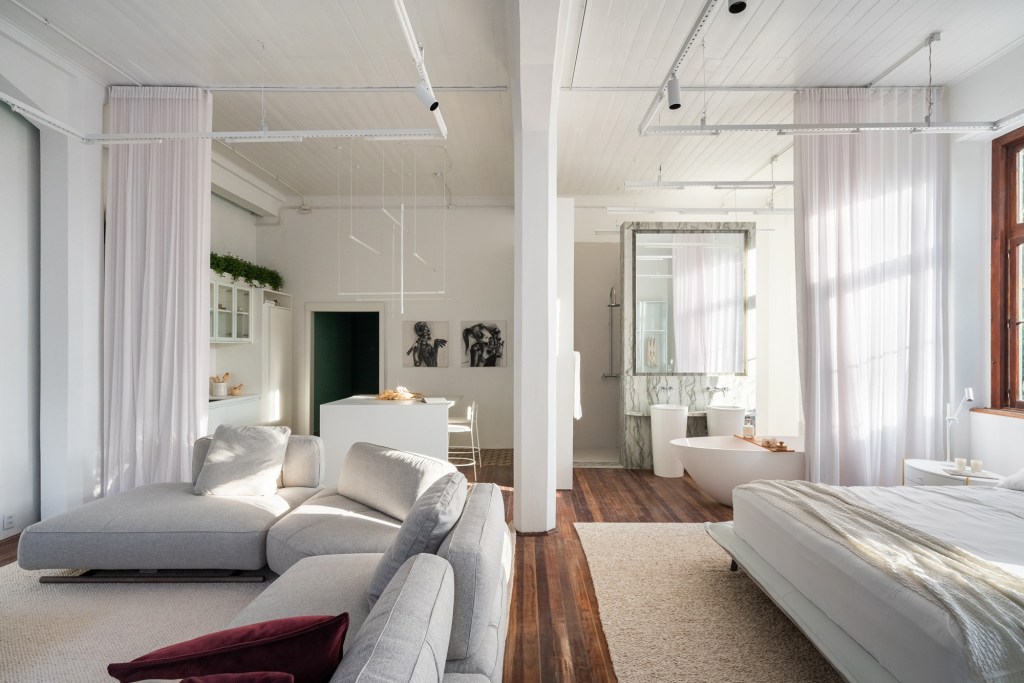 lineastudio-arquiteturas-casa-pluma-casacor-rio-grande-do-sul-2022-credito-cristiano-bauce (8) lineastudio arquitetura casa pluma casacor rio grande do sul 2022 loft branco integrado quarto sofa cozinha banheiro