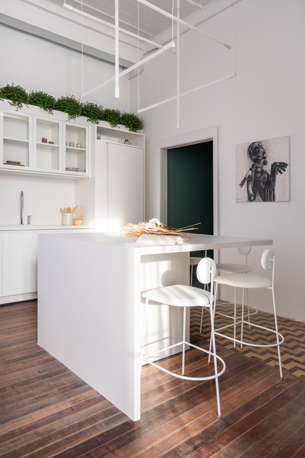 A Banqueta Jóquei de Giacomo Tomazzi, peça escolhida para a "Casa Pluma", da Lineastudio Arquiteturas, foi inspirada no universo equestre e incorpora leveza e suavidade ao ambiente. A Banqueta Jóquei de Giacomo Tomazzi, peça escolhida para a "Casa Pluma", da Lineastudio Arquiteturas, foi inspirada no universo equestre e incorpora leveza e suavidade ao ambiente.