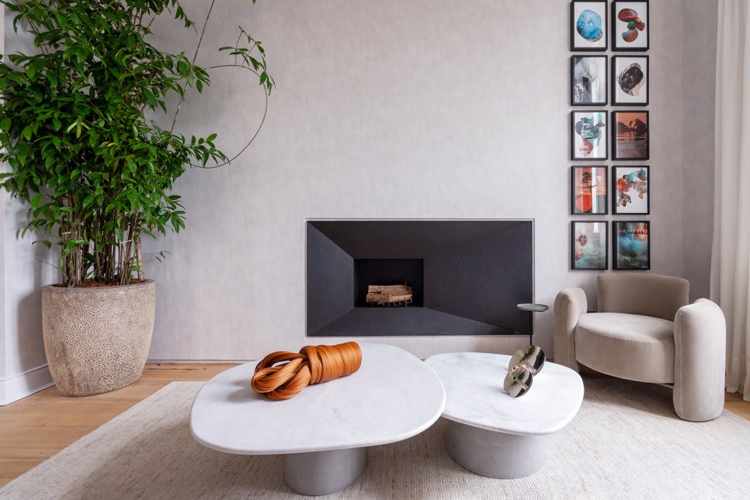 No ambiente "Pied-à-Terre", a arquiteta Livia Bortoncello combina peças ecléticas de dois estúdios de design nacional: o Estudiobola, com a Mesa de Centro Disforme, e o estúdio Carbono, com a Poltrona C244 de Victor Vasconcelos. No ambiente "Pied-à-Terre", a arquiteta Livia Bortoncello combina peças ecléticas de dois estúdios de design nacional: o Estudiobola, com a Mesa de Centro Disforme, e o estúdio Carbono, com a Poltrona C244 de Victor Vasconcelos.