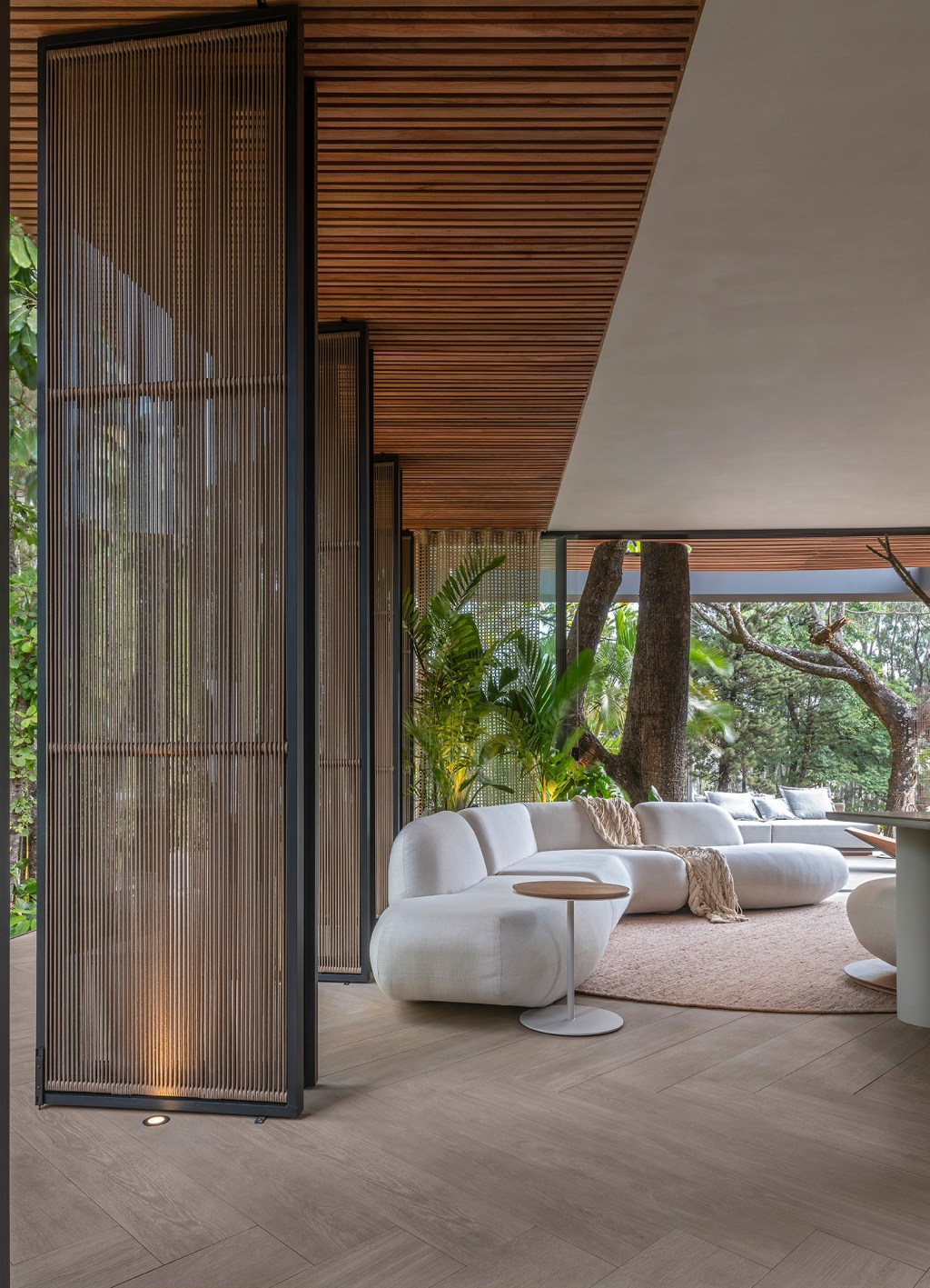 nidia-duarte-casa-sui-casacor-minas-gerais-2022-credito-daniel-mansur (2) Nídia Duarte Casa Sui CASACOR Minas Gerais 2022 sala sofa tapete