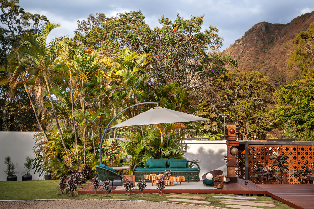 patricia-abreu-patio-do-palacio-casacor-minas-gerais-2022-credito-henrique-queiroga (2) Patricia Abreu Pátio Palácio CASACOR Minas Gerais 2022 jardim paisagismo sofa madeira banco