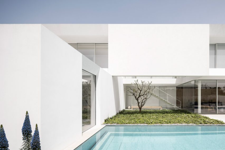 pitsou-kedem-k-house-tel-aviv-residential-architecture_dezeen_2364_col_12-852×568 Em Israel, a minimalista K House transborda calmaria através da arquitetura