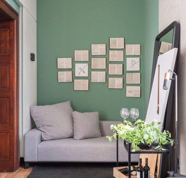Neste caso, os livros entraram em cena e foram expostos como pequenos quadros na parede. Poema Arquitetura - Estar Juntos. Projeto da CASACOR Rio Grande do Sul 2022. Neste caso, os livros entraram em cena e foram expostos como pequenos quadros na parede. Poema Arquitetura - Estar Juntos. Projeto da CASACOR Rio Grande do Sul 2022.