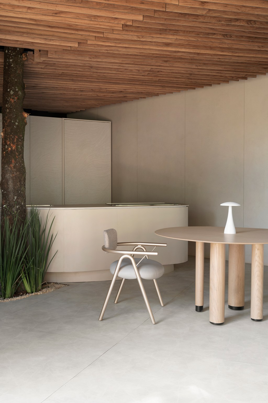 studio-arquitetonico-studio-formica-casacor-minas-gerais-2022-credito-ny18 (1) Studio Arquitetônico Studio Formica CASACOR Minas Gerais 2022 mesa cadeira