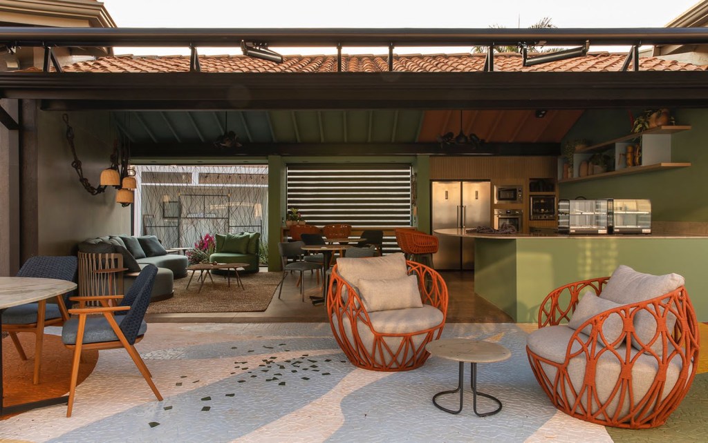 Adriana Fontana Design de Interiores – Café Botânico Adriana Fontana Design de Interiores Café Botânico CASACOR Ribeirão Preto 2022 restaurante mesa poltrona
