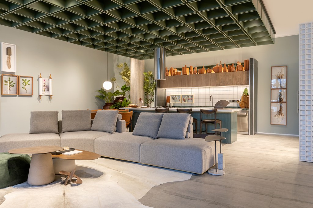 Alê Neves e Gero Tavares – Pausapragma Alê Neves Gero Tavares Pausapragma CASACOR Brasília 2022 sala cozinha sofa tapete bancada