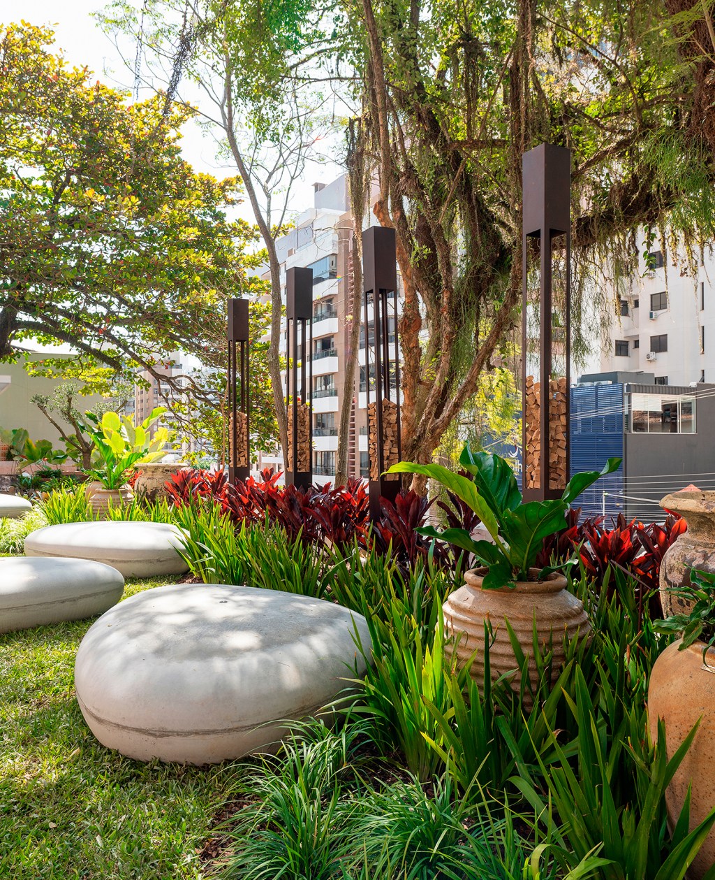 Ana-trevisan-espacos-vivos-jardim-bem-te-vi-casacor-santa-catarina-2022-credito-lio-simas (1) Ana Trevisan Espaços Vivos Jardim Bem-Te-Vi CASACOR Santa Catarina 2022 paisagismo pufes árvores vasos