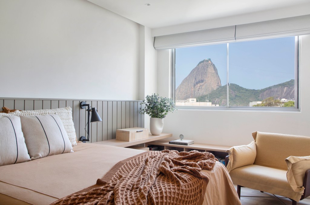 Apartamento no Aterro do Flamengo assinado por João Panaggio (fotos Denilson Machado -MCA Estúdio) (17) Apartamento de 126 m² possui vista para o Pão de Açúcar. Projeto de João Panaggio. Quarto.