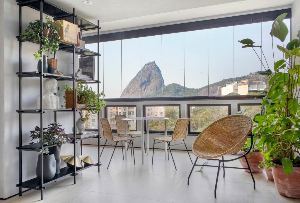Apartamento no Aterro do Flamengo assinado por João Panaggio (fotos Denilson Machado -MCA Estúdio) (5) Apartamento de 126 m² possui vista para o Pão de Açúcar. Projeto de João Panaggio. Vista da varanda.