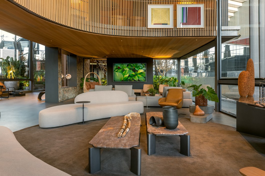 Denise Zuba Arquitetos Associados - Bem aqui, logo ali... Espaço Finitura. As colunas do Mané foram o ponto de partida para a concepção do projeto que precisava ser limpo, leve e ao mesmo tempo marcante para compor a floresta de concreto formada pelo conjunto de pilares gigantes de 15 m altura. Com 400 m², o ambiente segue o conceito open space, ou seja, planta livre, com espaços integrados entre si e área externa. A casa é toda de estrutura metálica que pode ser realocada, e se destaca pelo uso de madeiras ecológicas. Vidro, metal, pedras naturais, plantas e mobiliário curvo compõem retratam o conceito da busca de originalidade e raízes. Denise Zuba Arquitetos Associados - Bem aqui, logo ali... Espaço Finitura. As colunas do Mané foram o ponto de partida para a concepção do projeto que precisava ser limpo, leve e ao mesmo tempo marcante para compor a floresta de concreto formada pelo conjunto de pilares gigantes de 15 m altura. Com 400 m², o ambiente segue o conceito open space, ou seja, planta livre, com espaços integrados entre si e área externa. A casa é toda de estrutura metálica que pode ser realocada, e se destaca pelo uso de madeiras ecológicas. Vidro, metal, pedras naturais, plantas e mobiliário curvo compõem retratam o conceito da busca de originalidade e raízes.