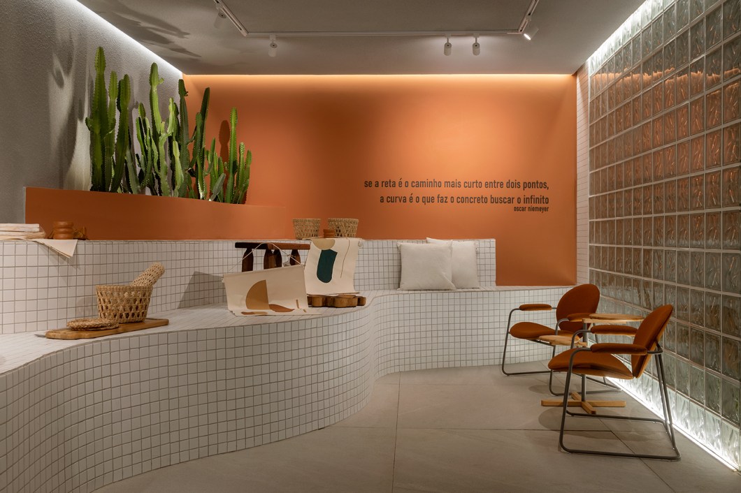 Joyce França, Rafaella Preusse, Raquel Maciel e Rebeca Lora - Espaço Sebrae. As linhas curvas de Oscar Niemeyer foram a inspiração do quarteto para a criação do espaço de 90 m² projetado para o Sebrae. As formas inseridas no interior remetem à desconstrução da simbologia do infinito. Os materiais empregados concedem uma compreensão do básico e da elegância, junto à brutalidade do concreto. Destacam-se as linhas curvas e orgânicas e novas aplicações de materiais: bloco de vidro na fachada, textura na parede, teto e nichos, pastilha nos mostruários curvos. <span style="font-weight: 400">Em sua estreia na mostra, as arquitetas tiveram o desafio de integrar moda, artes e artesanato e produtos alimentícios.</span> Joyce França, Rafaella Preusse, Raquel Maciel e Rebeca Lora - Espaço Sebrae. As linhas curvas de Oscar Niemeyer foram a inspiração do quarteto para a criação do espaço de 90 m² projetado para o Sebrae. As formas inseridas no interior remetem à desconstrução da simbologia do infinito. Os materiais empregados concedem uma compreensão do básico e da elegância, junto à brutalidade do concreto. Destacam-se as linhas curvas e orgânicas e novas aplicações de materiais: bloco de vidro na fachada, textura na parede, teto e nichos, pastilha nos mostruários curvos. <span style="font-weight: 400">Em sua estreia na mostra, as arquitetas tiveram o desafio de integrar moda, artes e artesanato e produtos alimentícios.</span>