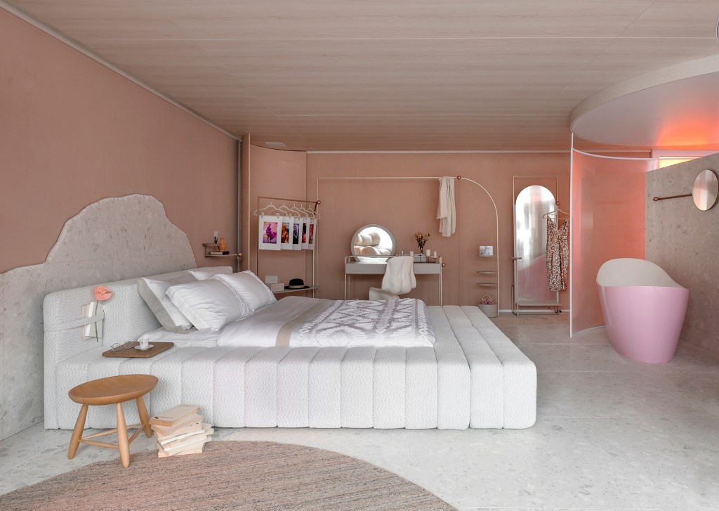 Juliana Loffi Arquitetura & Design – Casa vou de Rosa Juliana Loffi Arquitetura & Design Casa vou de Rosa CASACOR Santa Catarina 2022 quarto cama rosa tapete