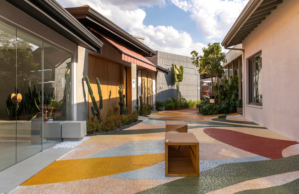 Las Paredes – Espaço Moa Las Paredes Espaço Moa CASACOR Ribeirão Preto 2022 mosaico praça jardim