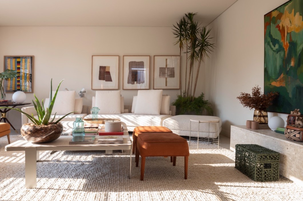 Manarelli Guimarães - Casa Argilla. A dupla de arquitetos transformou o aniversário de 15 anos de seu escritório, com sedes em São Paulo, Salvador e Ribeirão Preto, em ponto de partida para esse projeto dois em um. Lado a lado, um living residencial e um ambiente corporativo na essência, com espaços para receber colaboradores e fazer reuniões. “Estamos resgatando elementos que nos remetem à capital baiana e Ribeirão Preto, misturando culturas e trazendo arte e concepção de projetos dos dois lugares para o mesmo espaço”. Na composição, Thiago Manarelli e Ana Paula Guimarães apresentam ótima diversidade de estilos, texturas e cores, característica marcante de seus projetos, e soluções exclusivas como a da iluminação – o forro não tem pontos de luz. Manarelli Guimarães - Casa Argilla. A dupla de arquitetos transformou o aniversário de 15 anos de seu escritório, com sedes em São Paulo, Salvador e Ribeirão Preto, em ponto de partida para esse projeto dois em um. Lado a lado, um living residencial e um ambiente corporativo na essência, com espaços para receber colaboradores e fazer reuniões. “Estamos resgatando elementos que nos remetem à capital baiana e Ribeirão Preto, misturando culturas e trazendo arte e concepção de projetos dos dois lugares para o mesmo espaço”. Na composição, Thiago Manarelli e Ana Paula Guimarães apresentam ótima diversidade de estilos, texturas e cores, característica marcante de seus projetos, e soluções exclusivas como a da iluminação – o forro não tem pontos de luz.