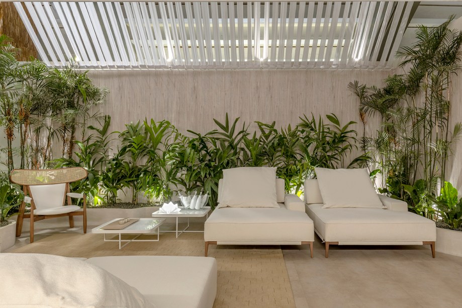 Márcio Corrêa - Lobby Secreto. Com o desafio de ser o primeiro e o último ambiente que o visitante vai passar no andar principal da mostra, o arquiteto criou uma caixa de concreto que representa o mundo em que vivemos. Com 93 m², concebido em tons de branco e off white, o lobby tem uma instalação com malha branca preenchida com areia em suas pontas criada pelo arquiteto e também um quadro confeccionado por ele. Em uma das paredes, o Painel Floresta feito de musgo estabilizado traz a percepção das cores da natureza. Nas estantes, objetos brancos simbolizam as escolhas pessoais para nos acompanharem ao longo do trajeto.