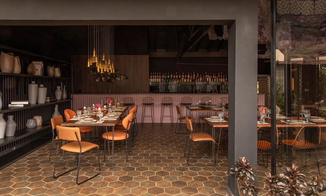 Patricia Makhoul e Angela Dorascenzi - Restaurante Perplan. Atraente e excêntrico, o restaurante proporciona uma experiência única. Há estímulos sensoriais por todos os lados – dos aromas e sabores dos alimentos ao toque dos revestimentos, dos detalhes da decoração à cena musical. Ao passear pelo ambiente, o olhar encontra uma mistura exuberante de cores. “Escolhemos os tons de roxo para refletir e simbolizar nossa ousadia e energia, e a paleta de rosas remete ao companheirismo e à sensibilidade”. Além das cores, esse projeto contemporâneo e intimista também destaca as texturas suaves da Arter, o quartzito da Sigramar, com linhas sinuosas e delicadas, e os revestimentos cerâmicos hexagonais da Atlas. As peças 3D Tiles, da Colormix, dão um toque especial ao exuberante cenário. No lavabo, as estrelas são as torneiras cilíndricas assinadas por Ricardo Bello Dias e as cubas de apoio, todas da Deca. Patricia Makhoul e Angela Dorascenzi - Restaurante Perplan. Atraente e excêntrico, o restaurante proporciona uma experiência única. Há estímulos sensoriais por todos os lados – dos aromas e sabores dos alimentos ao toque dos revestimentos, dos detalhes da decoração à cena musical. Ao passear pelo ambiente, o olhar encontra uma mistura exuberante de cores. “Escolhemos os tons de roxo para refletir e simbolizar nossa ousadia e energia, e a paleta de rosas remete ao companheirismo e à sensibilidade”. Além das cores, esse projeto contemporâneo e intimista também destaca as texturas suaves da Arter, o quartzito da Sigramar, com linhas sinuosas e delicadas, e os revestimentos cerâmicos hexagonais da Atlas. As peças 3D Tiles, da Colormix, dão um toque especial ao exuberante cenário. No lavabo, as estrelas são as torneiras cilíndricas assinadas por Ricardo Bello Dias e as cubas de apoio, todas da Deca.