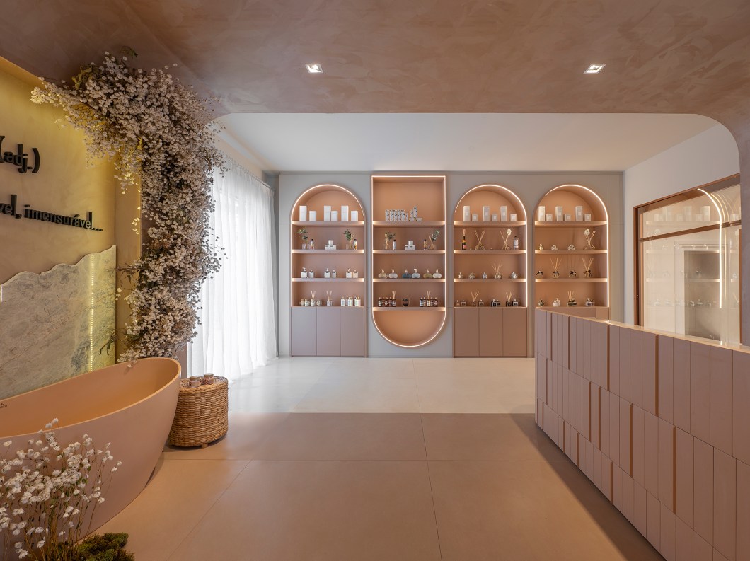 Porto Maestri – Carol Porto e Isadora Maestri - Aromatmosfera. O local, que abrigou a loja de fragrâncias Mels Brushes, foi um convite à desconexão e ao relaxamento, valorizando outros sentidos. Os cheiros agradáveis dos aromas foram uma breve demonstração de formas diferentes de se conectar consigo mesmo. Porto Maestri – Carol Porto e Isadora Maestri - Aromatmosfera. O local, que abrigou a loja de fragrâncias Mels Brushes, foi um convite à desconexão e ao relaxamento, valorizando outros sentidos. Os cheiros agradáveis dos aromas foram uma breve demonstração de formas diferentes de se conectar consigo mesmo.