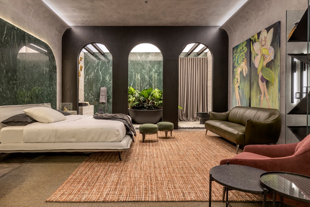 Relato Arquitetos – Suíte Mozzafiato Relato Arquitetos Suíte Mozzafiato CASACOR Brasília 2022 quarto cama tapete banheiro quadro