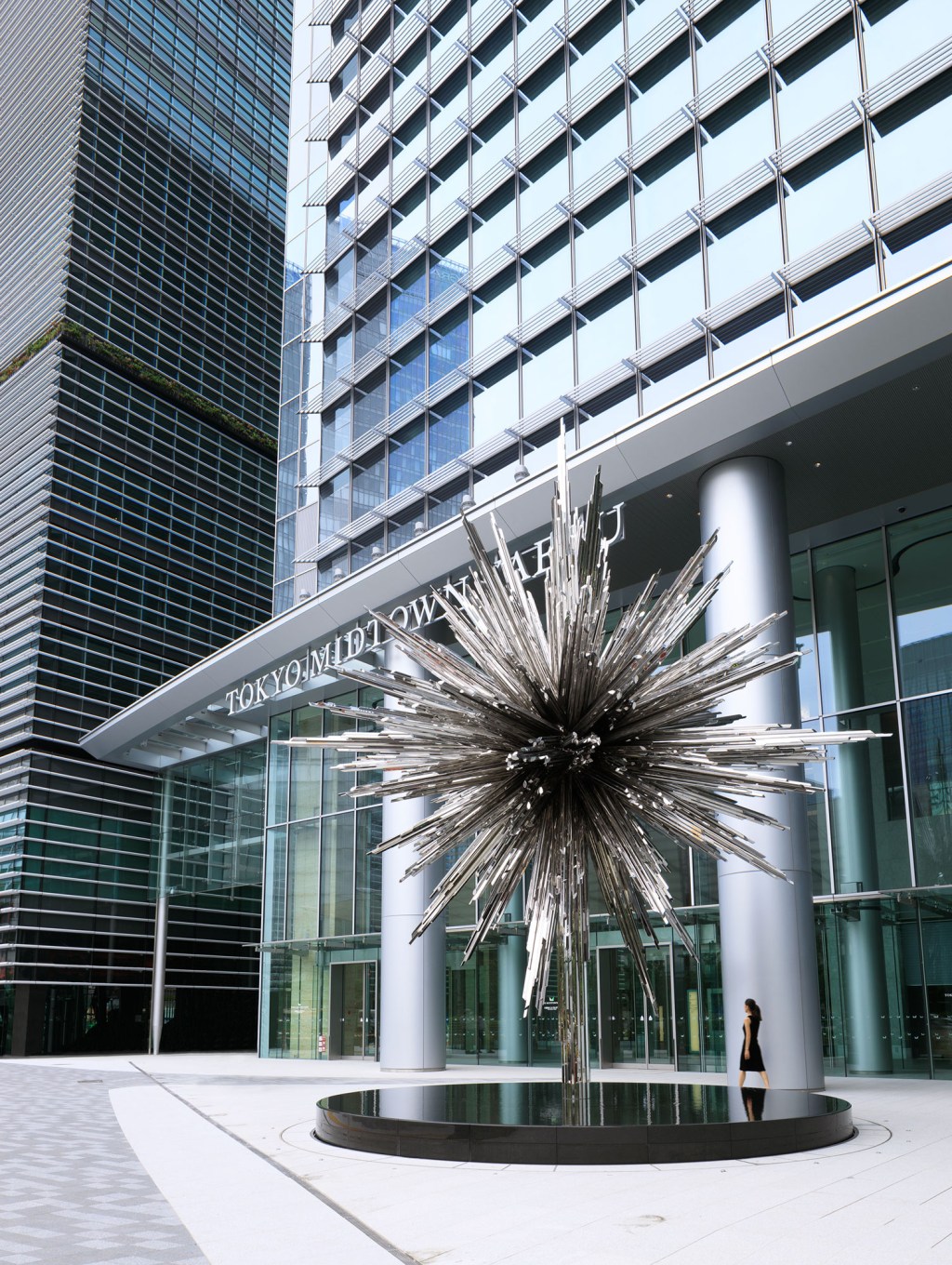 Star-Tokujin-Yoshioka-Toquio-1 A escultura espelhada 'Estrela' (Star) de Tokujin Yoshioka na entrada do Tokyo Midtown Yaesu, em Tóquio.
