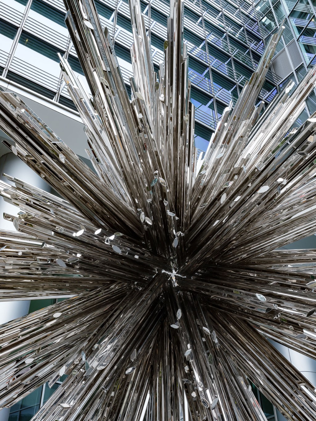 Star-Tokujin-Yoshioka-Toquio-3 A escultura espelhada 'Estrela' (Star) de Tokujin Yoshioka na entrada do Tokyo Midtown Yaesu, em Tóquio.
