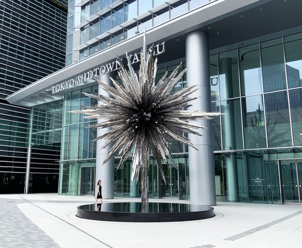 Star-Tokujin-Yoshioka-Toquio-4 A escultura espelhada 'Estrela' (Star) de Tokujin Yoshioka na entrada do Tokyo Midtown Yaesu, em Tóquio.