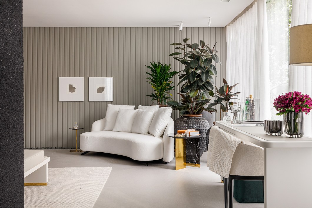 Studio Allure Arquitetura - Uma pausa de mil compassos. O silêncio e a contemplação marcam o ambiente inspirado na frase que dá nome ao espaço, retirado de um trecho da música “Para Ver as Meninas”, de Paulinho da Viola. O ambiente com jardim e área interna destacou os momentos de silêncio e calmaria, com espaços voltados ao descanso e ao relaxamento, como necessários e fundamentais para recarregar as energias para enfrentar a vida. Studio Allure Arquitetura - Uma pausa de mil compassos. O silêncio e a contemplação marcam o ambiente inspirado na frase que dá nome ao espaço, retirado de um trecho da música “Para Ver as Meninas”, de Paulinho da Viola. O ambiente com jardim e área interna destacou os momentos de silêncio e calmaria, com espaços voltados ao descanso e ao relaxamento, como necessários e fundamentais para recarregar as energias para enfrentar a vida.