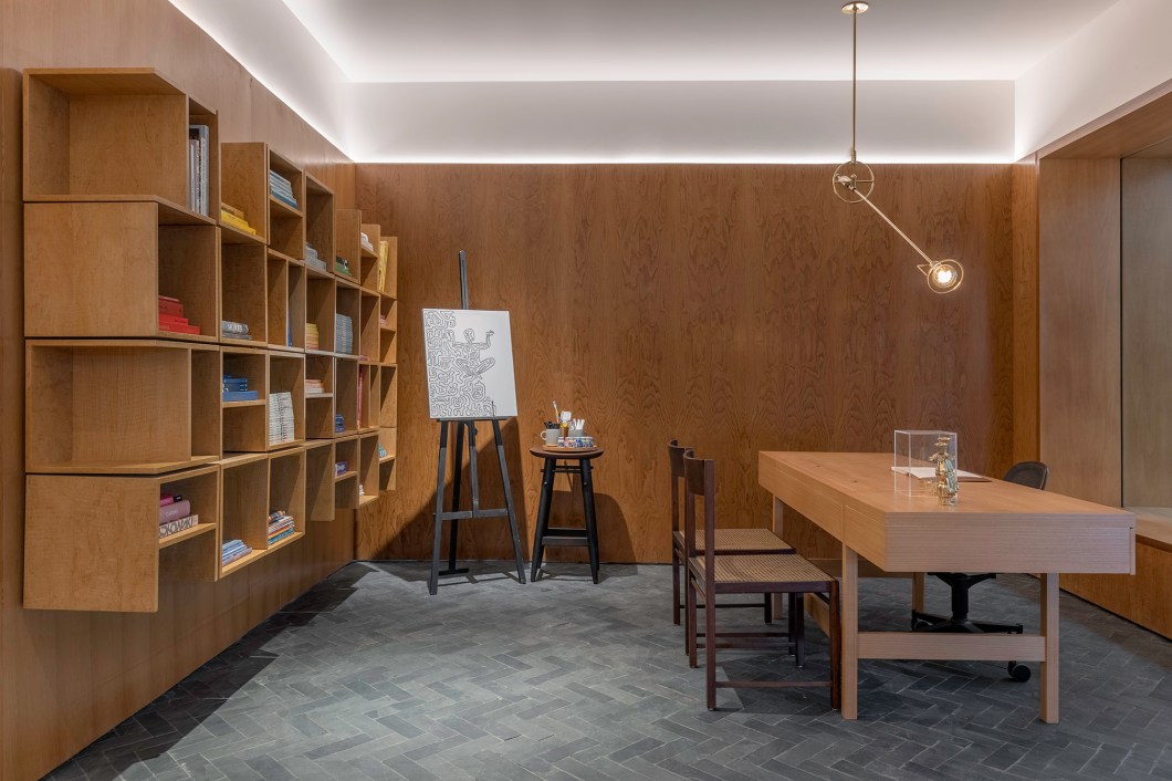 Studio Varanda - Studio do Designer. Felipe Zorzeto e Marcella Schiavoni fazem sua estreia na mostra com um espaço de experimentação, contemplação e criação. Os 45 m² retratam um ambiente que a dupla de arquitetos teria em sua própria casa. O objetivo é proporcionar ao visitante o universo da criação. No mobiliário, peças dos icônicos Jader Almeida, Sérgio Rodrigues e Guilherme Wentz, que se misturam a criações autorais do próprio Felipe Zorzeto. Destaque para o piso de ardósia com tamanhos e paginação diferentes do usual, ressaltando a beleza dos materiais tradicionais. Studio Varanda - Studio do Designer. Felipe Zorzeto e Marcella Schiavoni fazem sua estreia na mostra com um espaço de experimentação, contemplação e criação. Os 45 m² retratam um ambiente que a dupla de arquitetos teria em sua própria casa. O objetivo é proporcionar ao visitante o universo da criação. No mobiliário, peças dos icônicos Jader Almeida, Sérgio Rodrigues e Guilherme Wentz, que se misturam a criações autorais do próprio Felipe Zorzeto. Destaque para o piso de ardósia com tamanhos e paginação diferentes do usual, ressaltando a beleza dos materiais tradicionais.