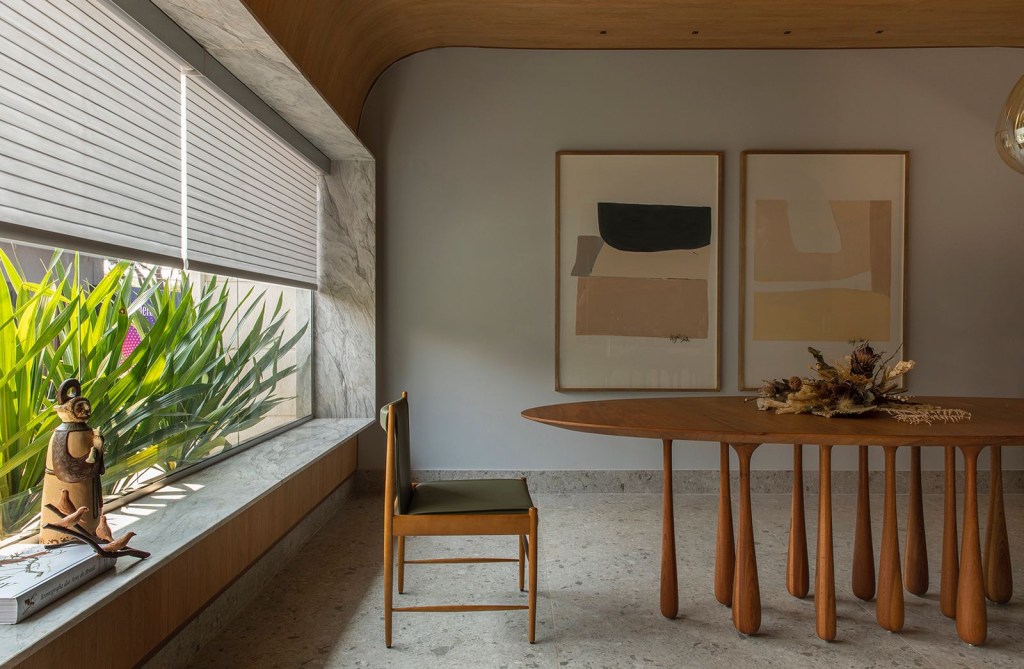 Taiza Moiteiro Arquitetura – Sala de Jantar – Em volta da mesa Taiza Moiteiro Arquitetura Sala de Jantar Em volta da mesa CASACOR Ribeirão Preto 2022 mesa leo romano quadro
