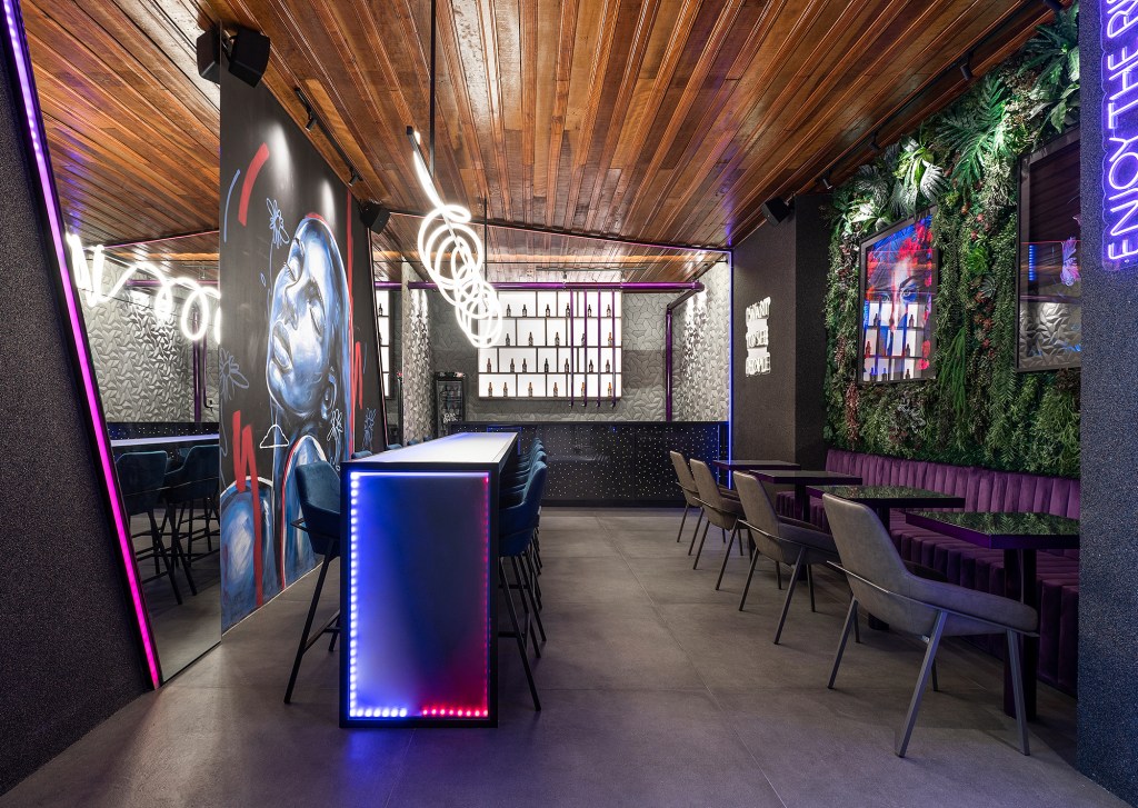 Tiago Bortolança- Bar Enjoy The Ride Tiago Bortolança Bar Enjoy The Ride CASACOR Santa Catarina 2022 restaurante mesa cadeira jardim vertical neon