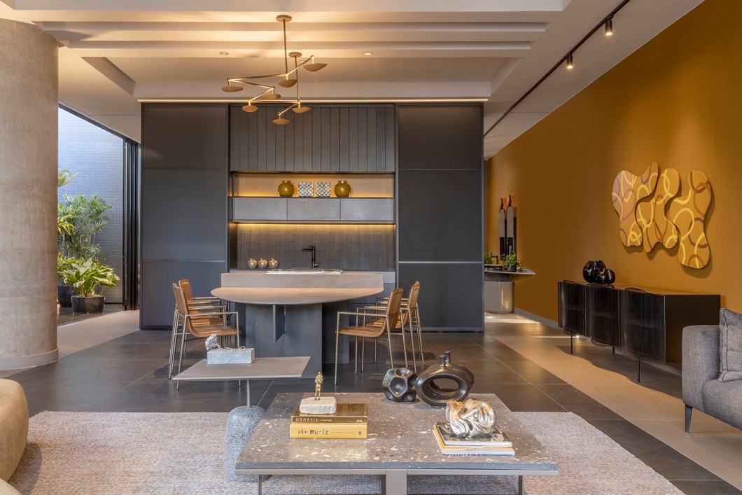 Zardo Arquitetura - Mi Casa, Su casa. Projeto de Júlia e George Zardo com 200 m², o loft é dividido em sala de estar, jantar, cozinha, varanda e suíte, com total integração. O projeto foi pensado para uma família poder interagir, conviver e receber amigos. O uso de cores mais escuras cria uma atmosfera aconchegante, com piso grafite e esquadrias pretas. O tom ocre escuro foi escolhido para protagonizar a principal parede em todo o espaço. Destaque para a luminária de Arthur Casas e para as obras de arte criadas pela própria arquiteta e artista plástica, Júlia Zardo. Zardo Arquitetura - Mi Casa, Su casa. Projeto de Júlia e George Zardo com 200 m², o loft é dividido em sala de estar, jantar, cozinha, varanda e suíte, com total integração. O projeto foi pensado para uma família poder interagir, conviver e receber amigos. O uso de cores mais escuras cria uma atmosfera aconchegante, com piso grafite e esquadrias pretas. O tom ocre escuro foi escolhido para protagonizar a principal parede em todo o espaço. Destaque para a luminária de Arthur Casas e para as obras de arte criadas pela própria arquiteta e artista plástica, Júlia Zardo.